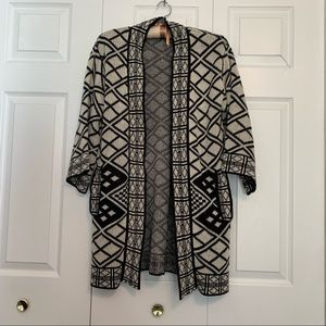 🌸 3/$15 Forever 21 Black and White Printed Heavy Cardigan Size Small